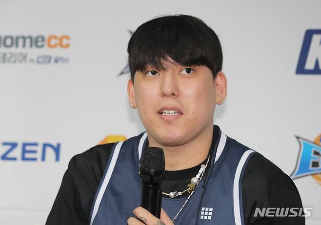 [서울=뉴시스] 김금보 기자 = FA를 통해 프로농구 전주 KCC 이지스에 입단한 최준용이 22일 오후 서울 강남구 KBL센터에서 열린 입단 기자회견에서 소감을 말하고 있다. 2023.05.22. kgb@newsis.com