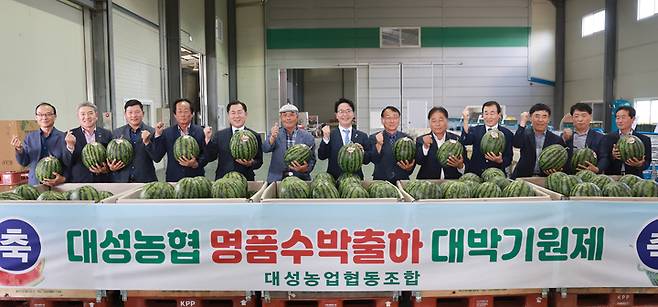 8일 고창 대성농협유통센터에 열린 올해 고창수박 출하식, 심덕섭 군수(왼쪽 일곱번째)와 임정호 군의장(왼쪽 아홉번째), 박윤규 대성농협장(왼쪽 여덟번째) 등이 고창수박 출하는 기념하는 기념촬영을 하고 있다. *재판매 및 DB 금지