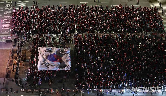 [서울=뉴시스] 조수정 기자 = 지난해 12월6일 오전 서울 광화문광장에서 붉은악마와 시민들이 월드컵 16강전 대한민국과 브라질의 경기 거리응원을 하고 있다. 2023.06.08. chocrystal@newsis.com