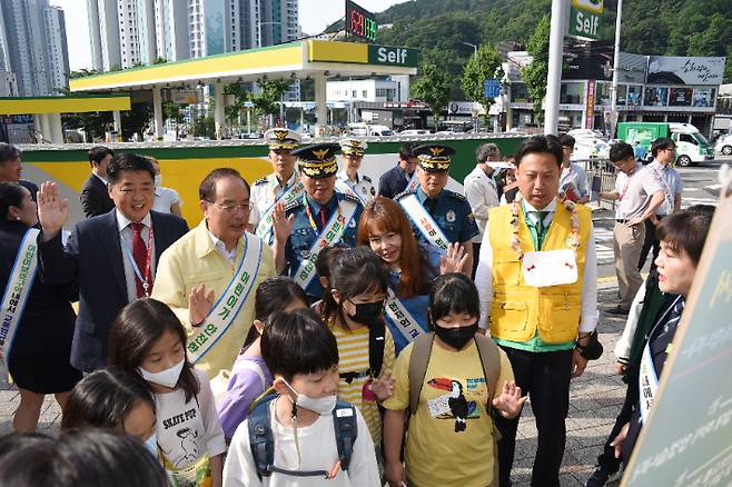 부산 대남초등학교 앞에서 남부녹색어머니회가 주관한 통학로 안전 캠페인에 학생들과 오은택 부산 남구청장, 하윤수 부산시교육감, 박광주 부산 남부경찰서장 등이 참여하고 있다. 부산 남구청 제공