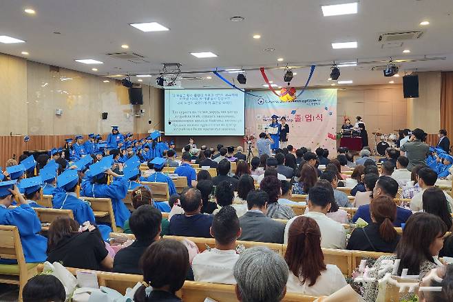 8일, 서울 광진구 재한몽골학교에서 진행된 제19회 졸업식.  재한몽골학교는 몽골 근로자들이 일터로 나간 후 하루 종일 방치 되다시피 한 몽골 근로자의 자녀들에게 배움의 기회를 제공하고자 1999년 12월 나섬공동체의 모태기관인 '서울외국인근로자선교회'로 부터 시작됐다.