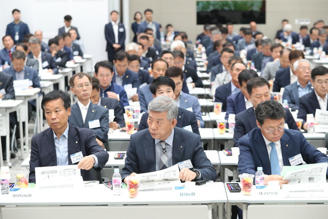 8일 경북 안동 경북농협본부에서 열린 ‘2023 경북대구농협 현장경영’에서 지역 농축협 조합장들이 현장에서 제기되고 있는 의견들을 집중해 청취하고 있다. 김병진 기자