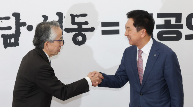 ▲ 김기현 국민의힘 대표가 8일 오후 서울 여의도 국회에서 아이보시 고이치 주한일본대사의 예방을 받고 악수하고 있다. ⓒ연합뉴스