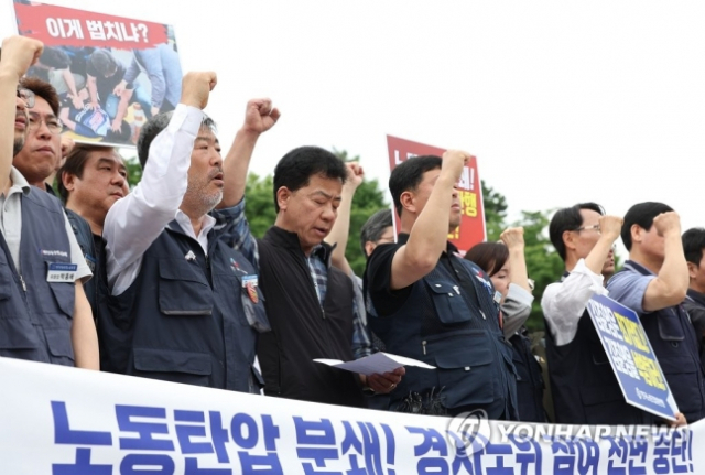 ▲ 한국노총이 경사노위 참여 중단을 선언한 가운데 8일 오전 서울 용산구 대통령집무실 앞에서 열린 한국노총 공식 기자회견에서 김동명 위원장 등 참가자들이 구호를 외치고 있다. 한국노총은 '윤석열 정권 심판'을 위한 전면 투쟁에 나서겠다고 선언했다. ⓒ 연합뉴스