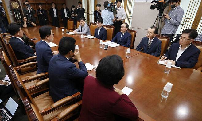 이만희 국회 행정안전위원회 국민의힘 간사와 여당 의원들이 7일 오전 경기 과천 중앙선거관리위원회를 항의 방문해 '특혜 채용' 의혹 관련 감사원 감사를 받을 것을 촉구하고 있다. 뉴스1