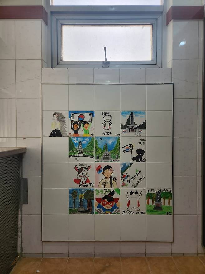 세종 조치원 침산공원 화장실에 설치된 조치원대동초 학생들의 그림. 세종시 제공