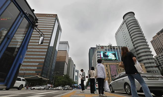 지난 7일 서울 종로구 세종대로 사거리에서 바라본 하늘이 구름으로 덮혀 있다. 뉴스1