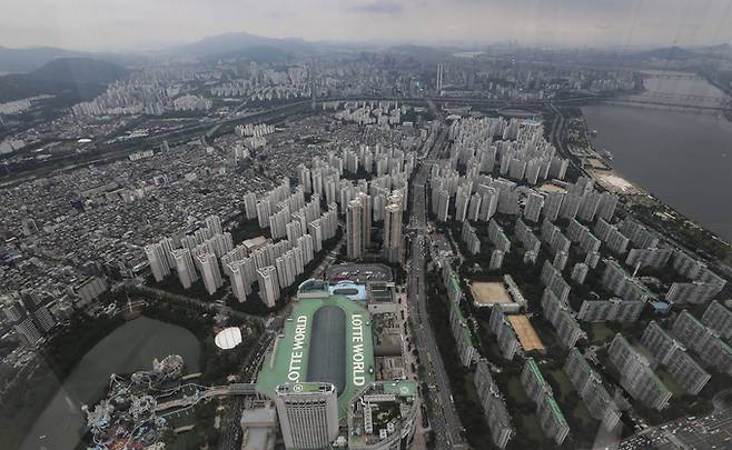 8일 서울 송파구 잠실 롯데월드타워 스카이전망대에서 바라본 송파구 잠실동 아파트 단지 모습. 뉴시스