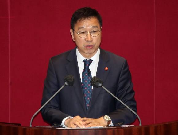 발언하는 위성곤 더불어민주당 의원 - 위성곤 더불어민주당 의원이 12일 오후 서울 여의도 국회 본회의장에서 열린 제405회국회(임시회) 제3차 국회의원 선거제도 개선에 관한 결의안 심사를 위한 전원위원회에서 발언하고 있다. 2023.04.12. 뉴시스