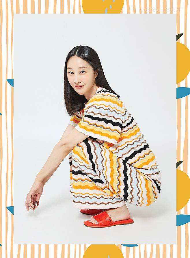 멀티컬러 스트라이프 티셔츠·팬츠 모두 가격미정 위크엔드 막스마라, 네온 오렌지 슬라이드 29만원 마이클 코어스.