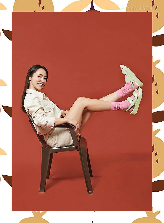 펄 아이보리 데님 셔츠 21만5천원·버뮤다팬츠 13만9천원 모두 쿠메, 엠보싱 스트랩 민트 샌들 43만7천원 아쉬, 핑크 컬러 삭스 스타일리스트 소장품.