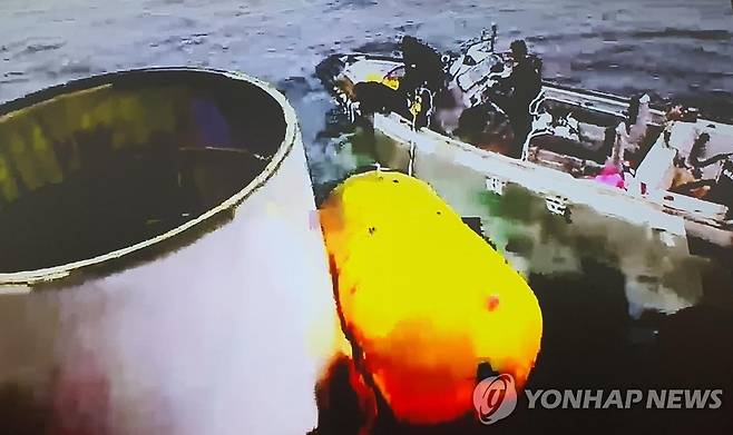 '북 우주발사체' 추정 물체  합동참모본부는 북한이 발사한 이른바 우주발사체 일부를 해상에서 인양하고 있다고 2023년 5월 31일 밝혔다.
 [합동참모본부 제공. 재판매 및 DB 금지]