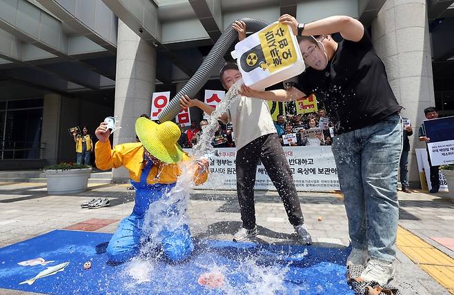 후쿠시마 원전 오염수 방류 반대 (전주=연합뉴스) 나보배 기자 = 전북환경연합 등 전북 시민·사회단체가 8일 전북도청 앞에서 일본 후쿠시마 원전 오염수 방류를 반대하는 기자회견을 열고 퍼포먼스를 하고 있다. 단체는 후쿠시마 오염수가 우리 바다와 식탁에까지 퍼지는 의미를 담은 퍼포먼스를 했다. 2023.6.8