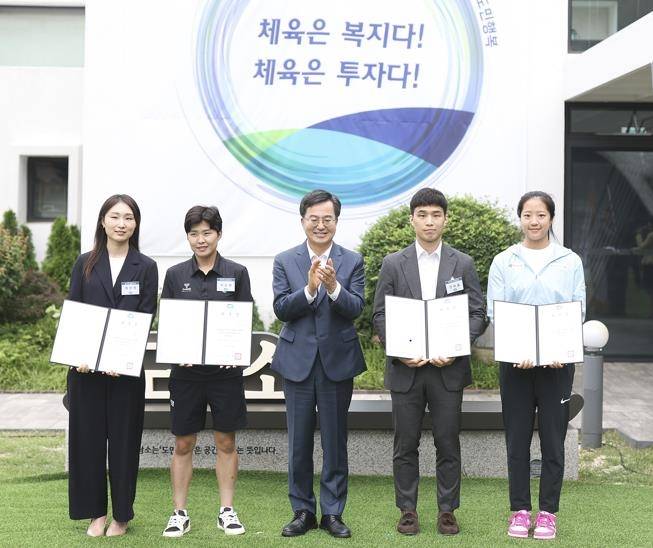 '경기체육 홍보대사' 위촉. 최민정(왼쪽부터)·지소연·김동연·안바울·신유빈 [경기도 제공. 재판매 및 DB 금지]