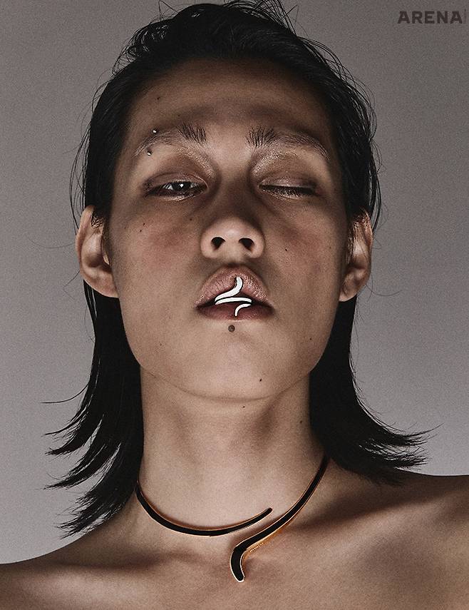 핑크 골드 소재에 화이트 세라믹과 다이아몬드로 뱀 모티브를 표현한 에덴 링·핑크 골드 소재에 블랙 세라믹을 더한에 덴 네크리스 모두 가격미정 다미아니 제품.