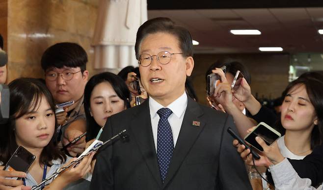 이재명 더불어민주당 대표가 9일 오전 서울 여의도 국회에서 확대간부회의를 마치고 이동하며 취재진의 질문에 답하고 있다.(사진=연합뉴스)