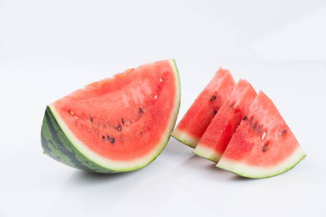 피부를 보호하는 식품에는 항산화제와 영양소가 풍부해 피부 세포를 보호하는 기능이 뛰어나다. [사진=클립아트코리아]