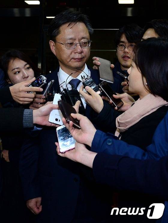 횡령과 직권남용 혐의로 수사의뢰된 우병우 전 청와대 민정수석이 2016년 11월 7일 새벽 서초동 서울중앙지방검찰청에서 피의자 신분으로 소환 조사를 받은 뒤 밖으로 나와 취재진의 질문공세를 받고 있다. 당시 우 수석의 날카로운 눈빛에 대해  '레이저 눈빛'이라는 수식어가 붙었다. ⓒ News1 DB
