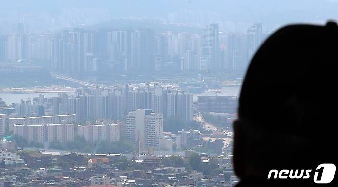 4일 서울 중구 남산 전망대를 찾은 시민들이 도심 속 아파트 단지를 바라보고 있다. 2023.6.4/뉴스1 ⓒ News1 김성진 기자