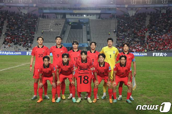 8일(현지시간) 아르헨티나 라플라타 라플라 스타디움에서 열린 'FIFA U-20 월드컵 아르헨티나 2023' 준결승전 한국과 이탈리아의 경기에서 대한민국 선수들이 경기에 앞서 기념 촬영하고 있다. 2023.6.9/뉴스1 ⓒ News1 이승배 기자