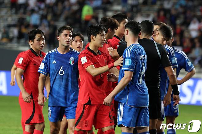 8일(현지시간) 아르헨티나 라플라타 라플라 스타디움에서 열린 'FIFA U-20 월드컵 아르헨티나 2023' 준결승전 한국과 이탈리아의 경기에서 양팀간의 충돌로 심판이 제지하고 있다. 2023.6.9/뉴스1 ⓒ News1 이승배 기자