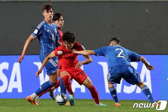 8일(현지시간) 아르헨티나 라플라타 라플라 스타디움에서 열린 'FIFA U-20 월드컵 아르헨티나 2023' 준결승전 한국과 이탈리아의 경기에서 배준호가 드리블 돌파하고 있다. 2023.6.9/뉴스1 ⓒ News1 이승배 기자