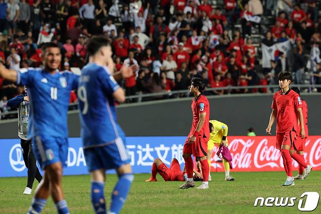 8일(현지시간) 아르헨티나 라플라타 라플라 스타디움에서 열린 'FIFA U-20 월드컵 아르헨티나 2023' 준결승전 한국과 이탈리아의 경기에서 1대2로 패배한 한국 선수들이 아쉬워하고 있다. 2023.6.9/뉴스1 ⓒ News1 이승배 기자