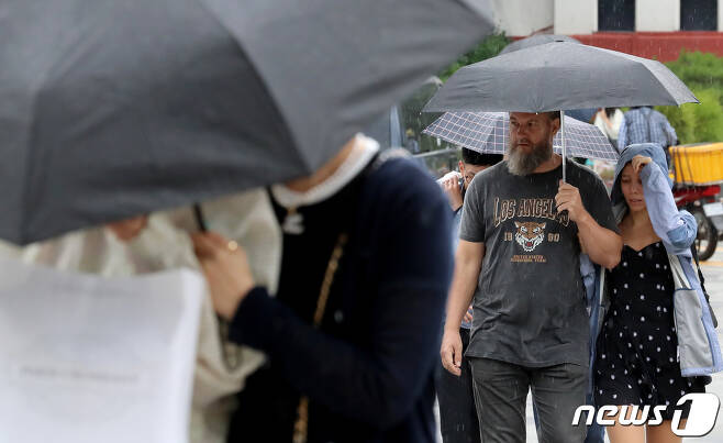 전국 곳곳에 비가 내린 8일 오후 서울 중구 세종대로에서 우산을 쓴 외국인들이 걸음을 재촉하고 있다. 2023.6.8/뉴스1 ⓒ News1 장수영 기자