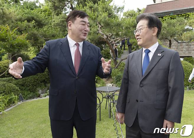 이재명 더불어민주당 대표가 8일 오후 서울 성북구 중국대사관저를 방문해 싱하이밍 주한중국대사와 관저를 둘러보며 대화를 나누고 있다./뉴스1 ⓒ News1 국회사진취재단
