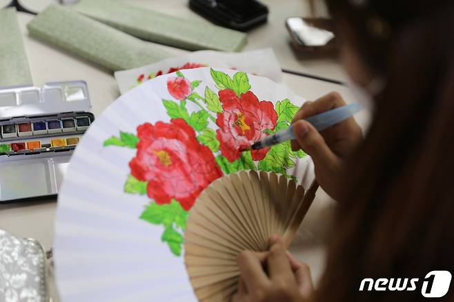 한국전통문화전당 전주공예품전시관은 '지역 작가들과 함께하는 공예체험 행사'를 개최한다고 9일 밝혔다.(한국전통문화전당 제공)2023.6.9/뉴스1