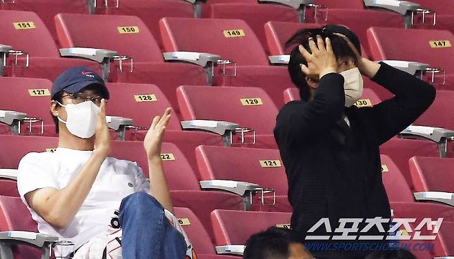 한화 이글스를 응원하기 위해 잠실구장을 찾은 배우 조인성과 차태현이 선수들을 응원하고 있다. 잠실=박재만 기자 pjm@sportschosun.com