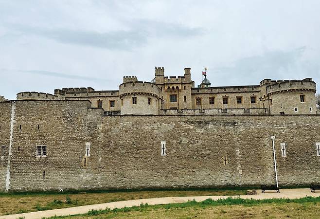 런던탑은 흰색 벽돌로 감싸진 외관이 인상적이다.