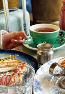 잉글리시 브렉퍼스트는 달걀프라이, 베이컨, 소시지, 베이크트 빈즈, 블랙 푸딩 등 다양한 요리로 구성되어 있다.