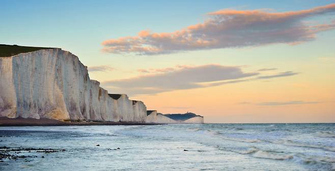 브라이턴의 대표 명소 ‘세븐시스터즈’는 흰 석회질 절벽이 특징이다.