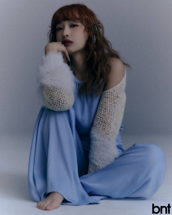 점프슈트는 워독, 볼레로는 아수라, 액세서리는 딸기샤베트 제품.