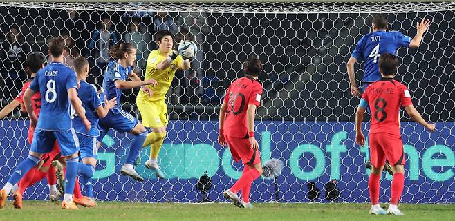 8일(현지 시각) 오후 아르헨티나 라플라타 스타디움에서 열린 2023 국제축구연맹(FIFA) 20세 이하(U20) 월드컵 4강전 한국과 이탈리아의 경기. 한국 김준홍 골키퍼가 공중볼을 처리하고 있다. /연합뉴스
