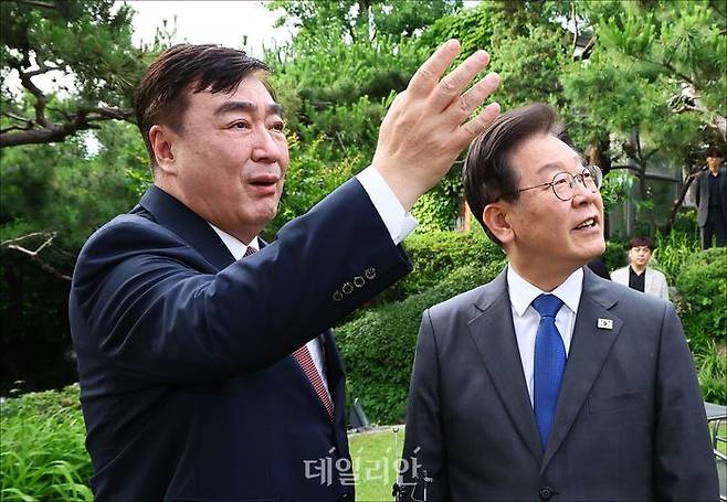 이재명 더불어민주당 대표가 8일 저녁 서울 성북구 중국대사관저에서 싱하이밍 주한중국대사를 예방해 관저를 둘러보고 있다. ⓒ국회사진취재단