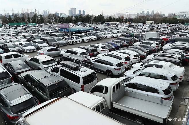 중고차 시장에서는 판매자가 차의 상태, 침수 여부, 사고 이력 등을 자세히 알고 있는 반면에 사려는 사람, 즉 구매자는 이를 알 수 없는 경우가 많다. 동아일보DB