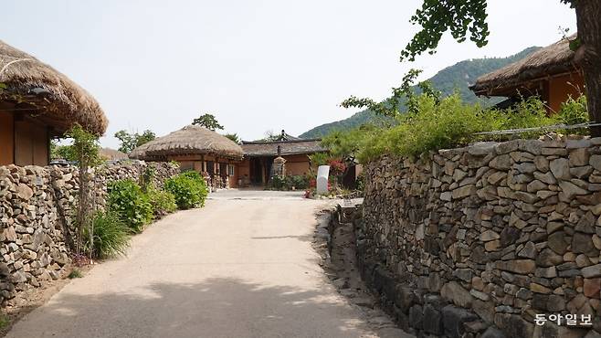 외암마을 돌담길. 마을 내 논밭에서 캐낸 돌들로 쌓아올린 돌담이 특징적이다.  안영배 기자