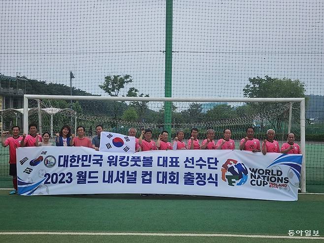 영국에서 열리는 2023 월드 네이션스컵에 출전하는 한국 선수단이 7일 서울 구로구 안양천 축구장에서 출정식을 갖고 선전을 다짐하고 있다. 선수단은 22일 출국한다. 유재영 기자 elegant@donga.com