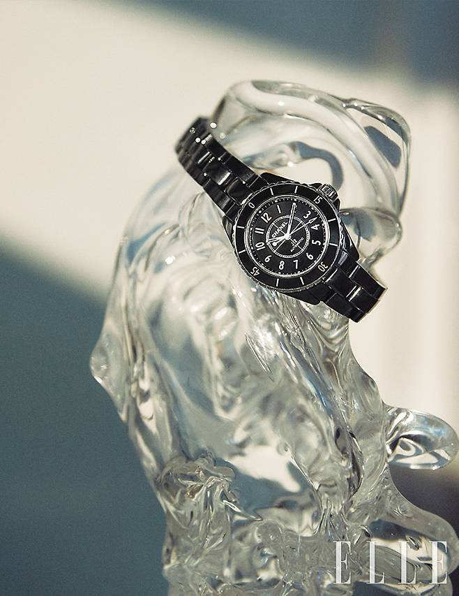 블랙 세라믹 카보숑이 크라운에 세팅된 33mm J12 워치는 Chanel Watches. 유리 오브제는 Gloryhole.