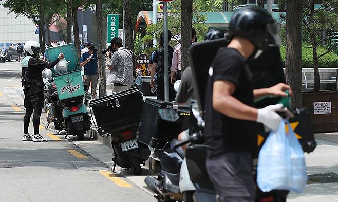 서울 종로구의 한 골목에서 배달 대행업체 라이더들이 음식을 배달하고 있다.(사진=저작권자(c) 연합뉴스, 무단 전재-재배포 금지)