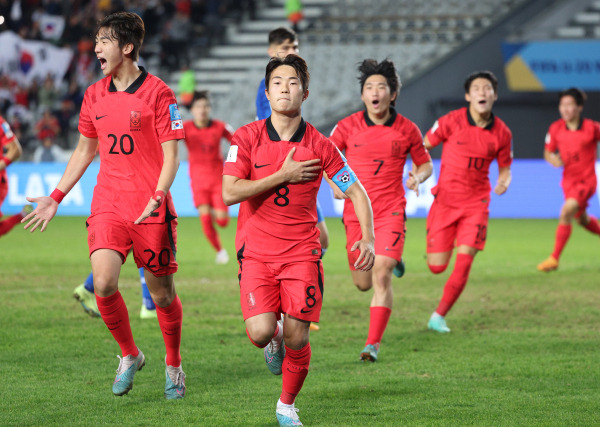 <yonhap photo-1695=""> 9일 아르헨티나 라 플라타 스타디움에서 열린 2023 국제축구연맹(FIFA) 20세 이하(U-20) 월드컵 4강전 한국과 이탈리아의 경기. 한국 이승원이 동점 골을 넣고 동료들과 환호하고 있다. 연합뉴스</yonhap>