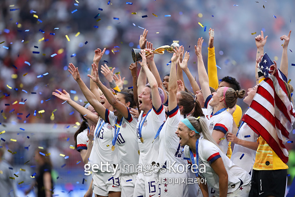 지난 2019년 프랑스에서 열린 국제축구연맹(FIFA) 여자 월드컵 결승전에서 우승한 뒤 환호하는 미국 선수단의 모습. 사진= 게티이미지