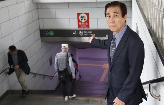 '비상대비 전문가'인 최계명 동국대 겸임교수가 지난 7일 서울 지하철 2호선 시청역의 민방공 대피소를 점검하고 있다. 전국 지하철역과 아파트-빌딩 지하 주차장 등 1만7000여곳에 민방위 대피소가 마련돼 있다. 최 교수는 북한의 핵미사일 등 각종 도발에 대비해 지하철 입구에 '방폭 문' 설치가 필요하다고 지적했다. 장진영 기자