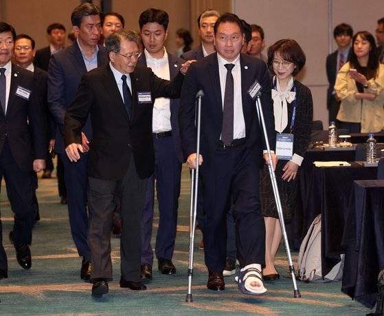 최태원 대한상공회의소 회장(SK그룹 회장)이 고바야시 켄 일본상의 회장(미쓰비시상사 상담역)과 함께 9일 오전 부산 해운대구 시그니엘 호텔에서 열린 제12회 한일상공회의소 회장단 회의에 참석하고 있다. 한일상의 회장단회의는 한일 무역 갈등에 코로나 사태까지 겹쳐 2018년부터 중단됐다가 6년 만에 재개됐다. 최태원 회장은 다리에 부상을 입어 깁스를 하고 회의에 참석했다. 연합뉴스