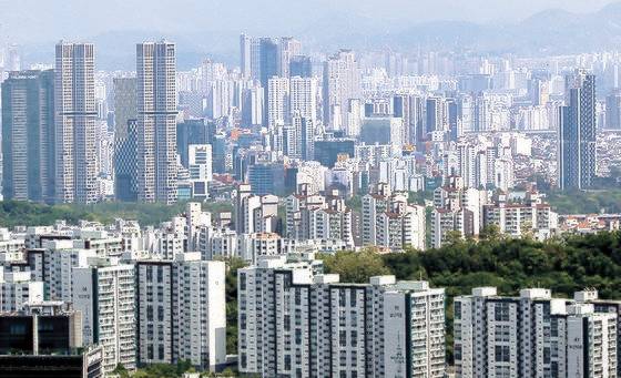 서울 중구 남산 전망대에서 보는 아파트 단지 모습. 부동산 경기가 꿈틀대며 가계대출도 오름세를 보이고 있다. 뉴스1