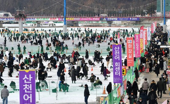 올해 설날에도 붐비는 화천 산천어축제장 모습. 연합뉴스