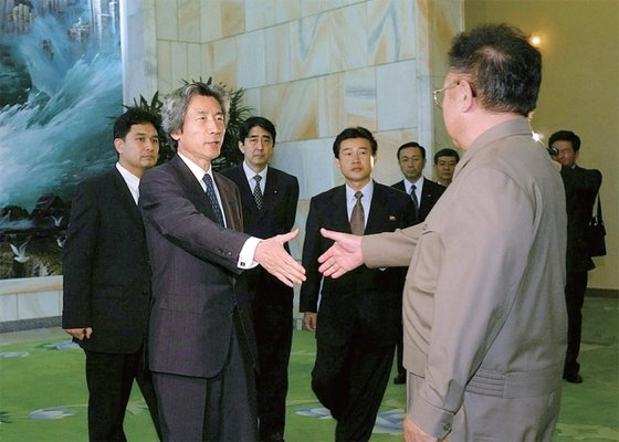 2002년 9월 방북한 고이즈미 준이치로 당시 일본 총리(왼쪽)와 김정일 국방위원장(오른쪽)이 악수를 하고 있다. 뒤쪽에 아베 신조 당시 일본 관방장관도 서 있다. 연합뉴스