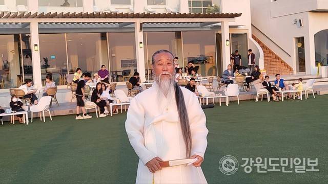 역술인 ‘천공’이 9일 춘천에서 모습이 목격됐다. 천공은 이날 오후 늦게까지 구봉산 카페거리의 유명 카페에 머물러 이목을 끌었다.서영